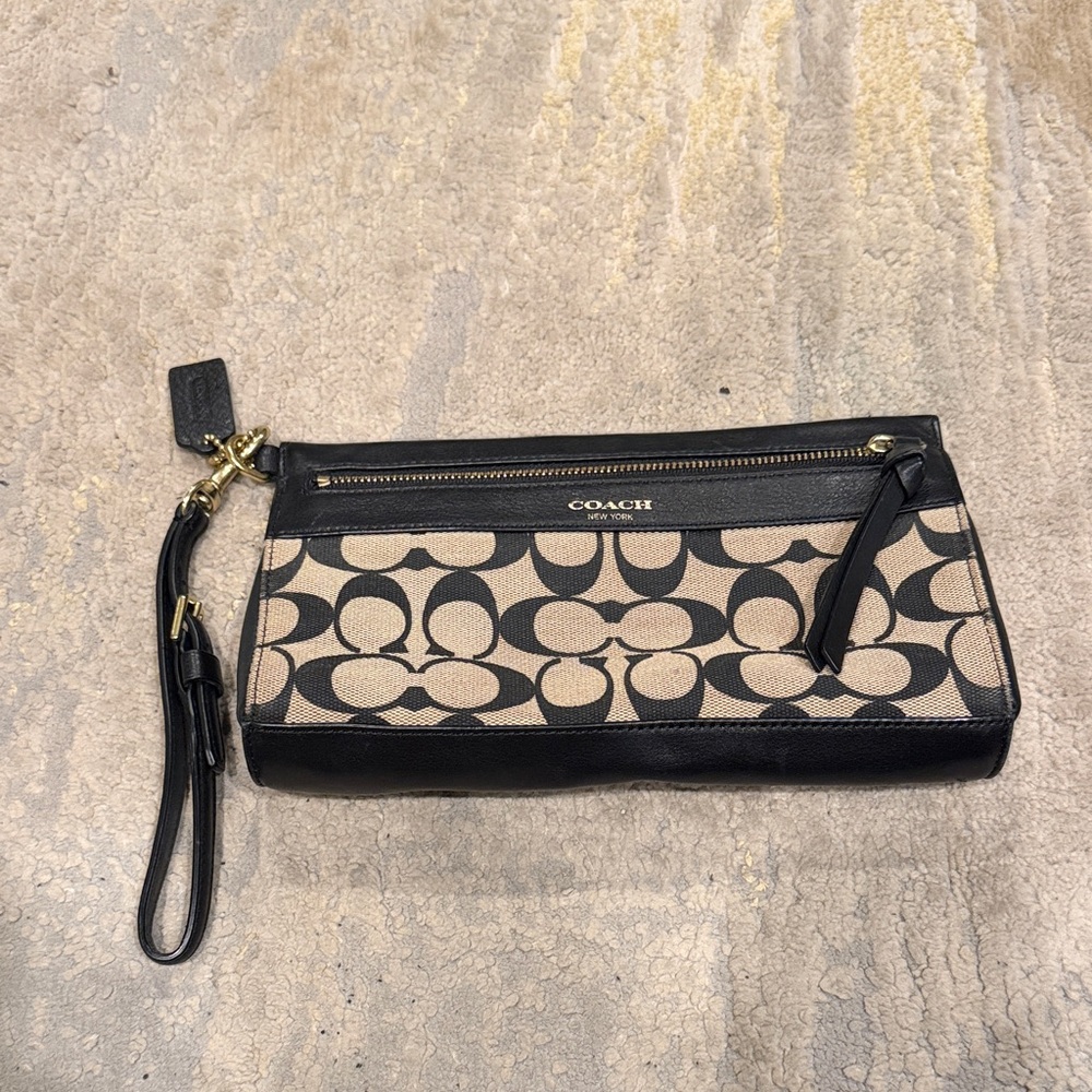 Coach large Wristlet signature ‎ Brand Logo Tan black canvas in EUC